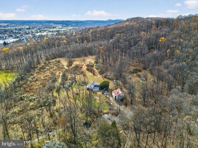 40 WHEELER LN, Bally, PA 19503