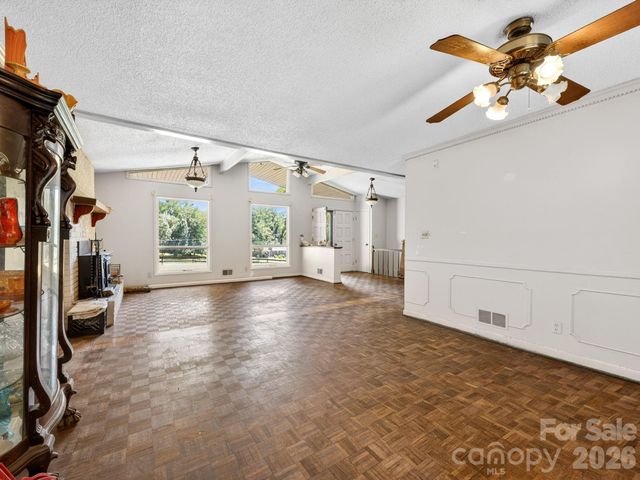 1064 Knollwood Road, Boiling Springs, SC 29316
