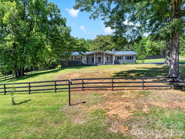1064 Knollwood Road, Boiling Springs, SC 29316