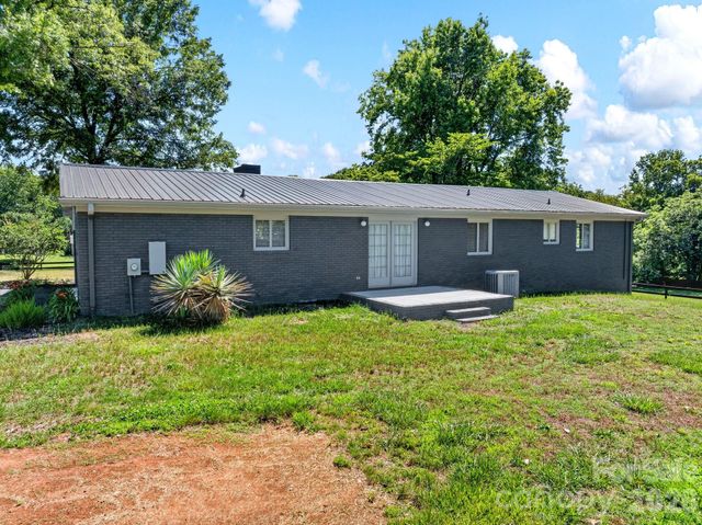1064 Knollwood Road, Boiling Springs, SC 29316