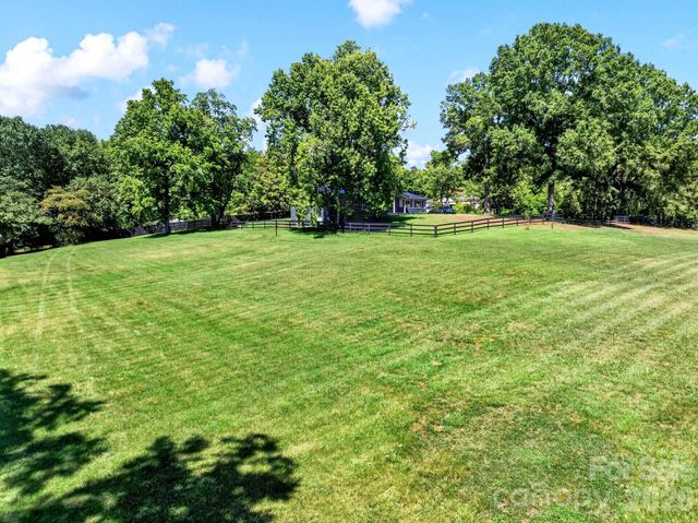 1064 Knollwood Road, Boiling Springs, SC 29316