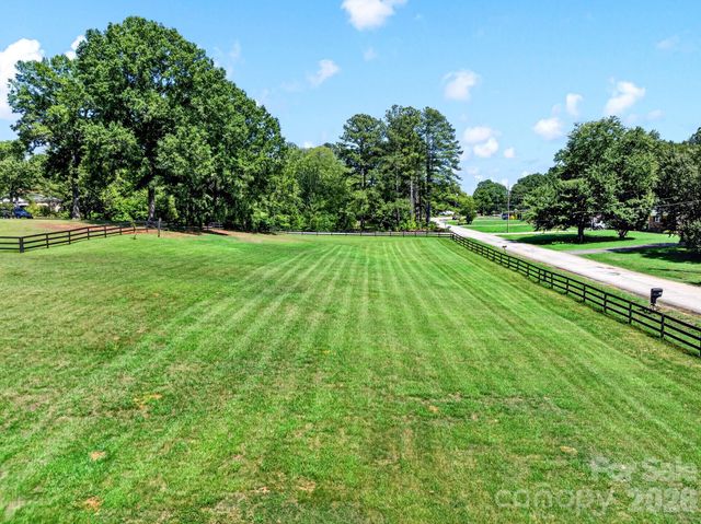 1064 Knollwood Road, Boiling Springs, SC 29316
