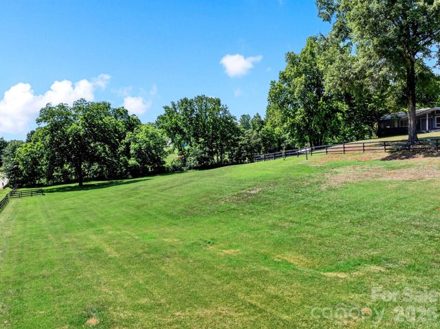 1064 Knollwood Road, Boiling Springs, SC 29316