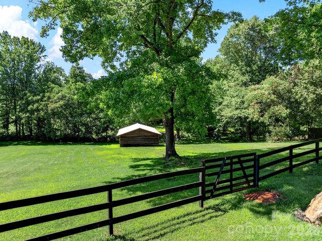 1064 Knollwood Road, Boiling Springs, SC 29316