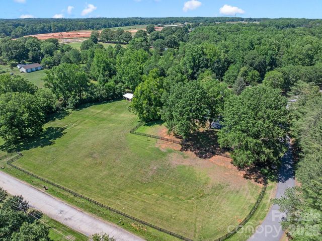 1064 Knollwood Road, Boiling Springs, SC 29316