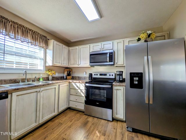 1028 Park Blvd Circle, Rogersville, TN 37857