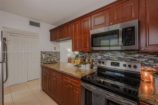 159 Lakeview Dr 102, Weston, FL 33326