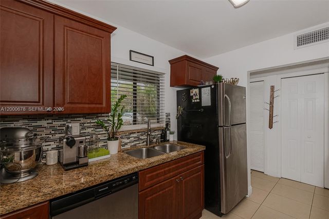 159 Lakeview Dr 102, Weston, FL 33326