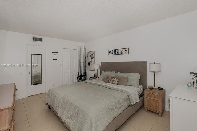 159 Lakeview Dr 102, Weston, FL 33326
