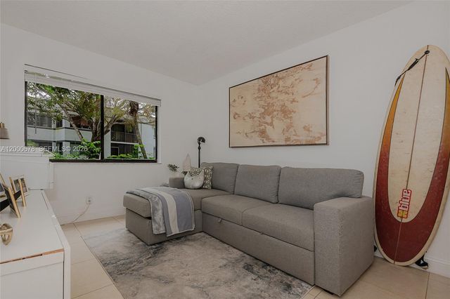 159 Lakeview Dr 102, Weston, FL 33326