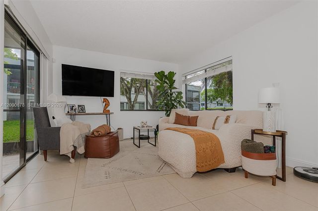159 Lakeview Dr 102, Weston, FL 33326