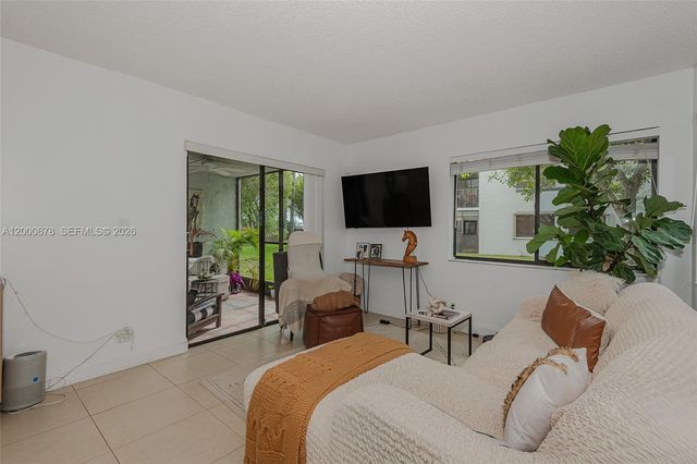 159 Lakeview Dr 102, Weston, FL 33326