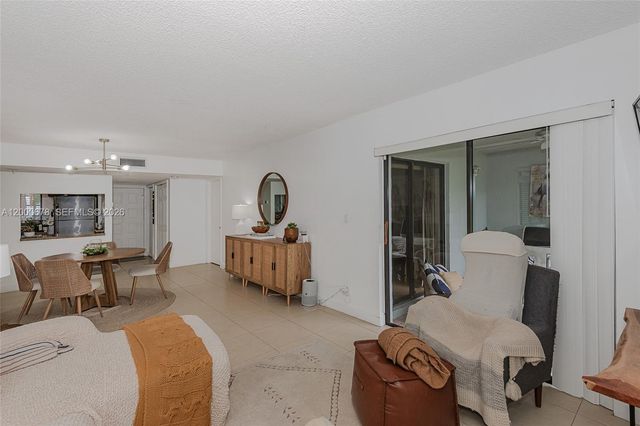 159 Lakeview Dr 102, Weston, FL 33326