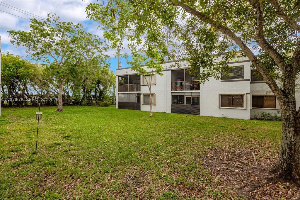 159 Lakeview Dr 102, Weston, FL 33326