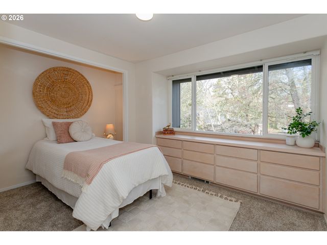 36 WESTBROOK Way, Eugene, OR 97405