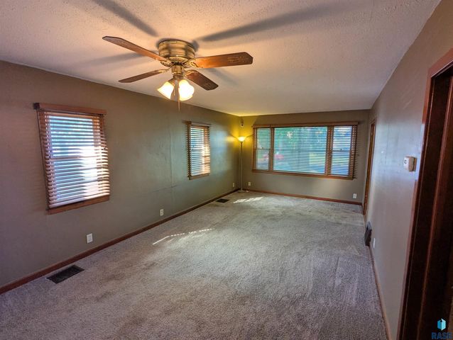 1202 N Prairie Ave Avenue, Sioux Falls, SD 57104