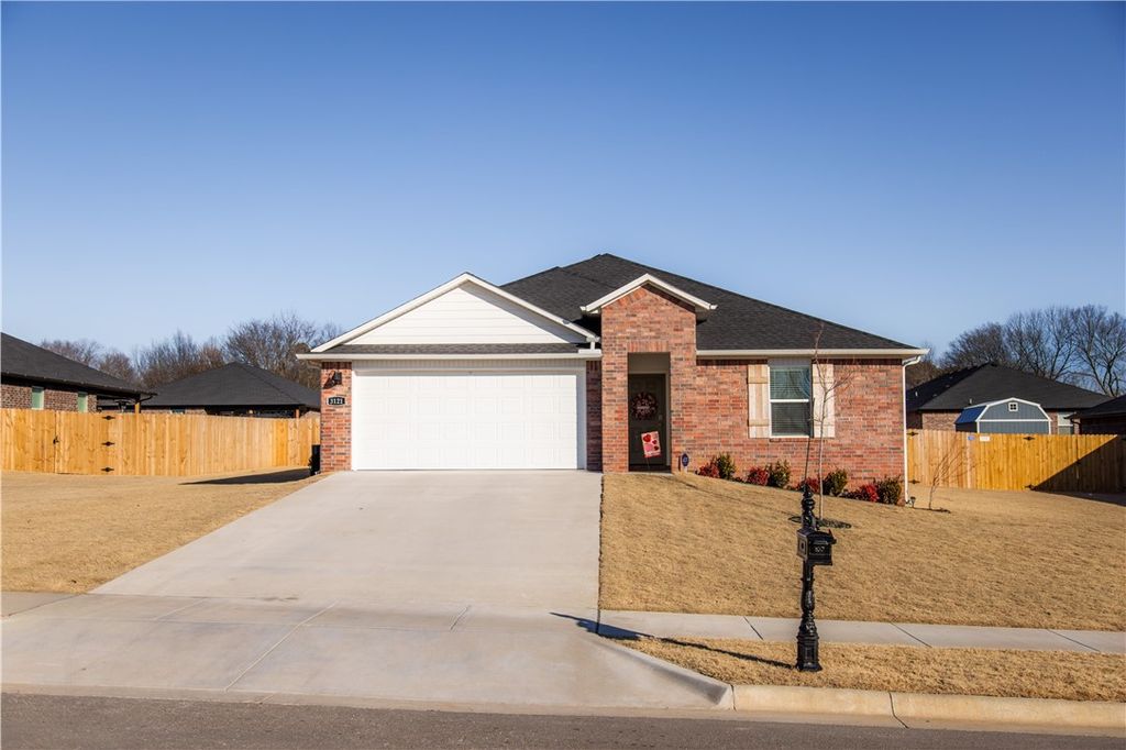 3121 N Rooster, Siloam Springs, AR 72761