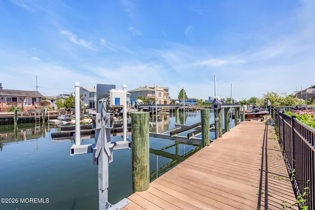 32 Freeman Court, Toms River, NJ 08753