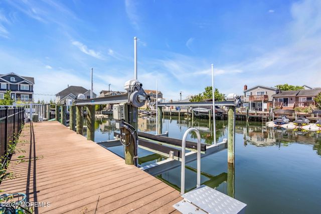 32 Freeman Court, Toms River, NJ 08753