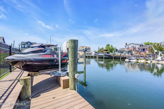 32 Freeman Court, Toms River, NJ 08753