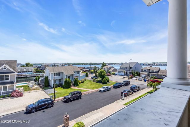 32 Freeman Court, Toms River, NJ 08753