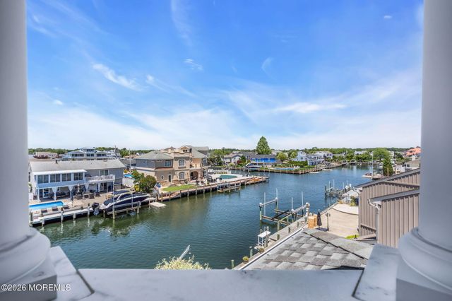 32 Freeman Court, Toms River, NJ 08753