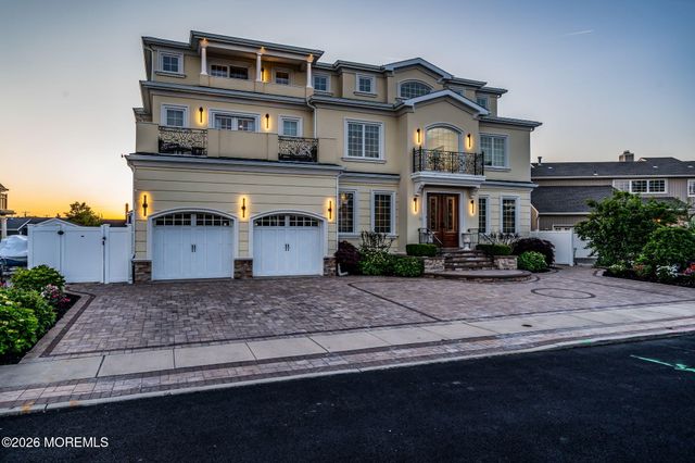 32 Freeman Court, Toms River, NJ 08753