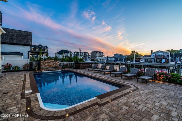32 Freeman Court, Toms River, NJ 08753