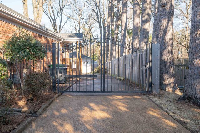 1666 OAK HILL RD, Germantown, TN 38138