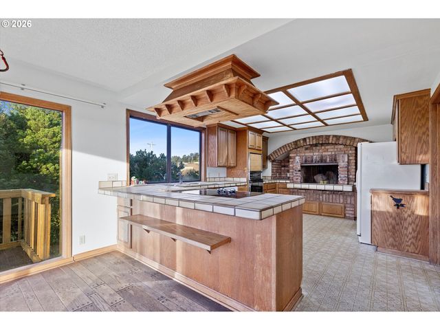 2014 Nw OCEANIA Dr, Waldport, OR 97394