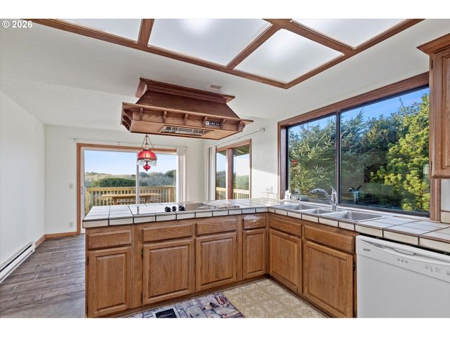 2014 Nw OCEANIA Dr, Waldport, OR 97394