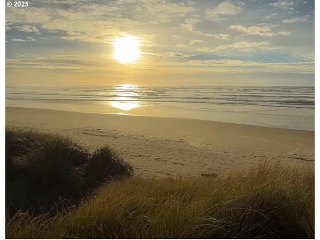 2014 Nw OCEANIA Dr, Waldport, OR 97394