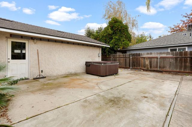 2112 Woodbury Dr, Modesto, CA 95355
