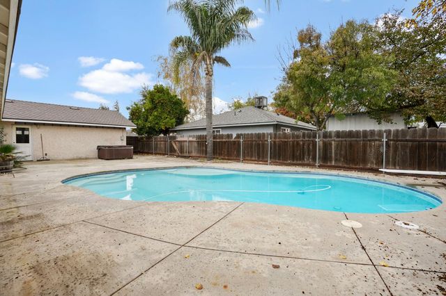 2112 Woodbury Dr, Modesto, CA 95355