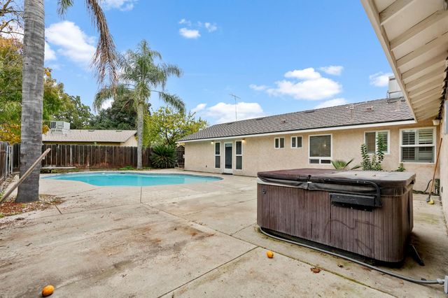 2112 Woodbury Dr, Modesto, CA 95355