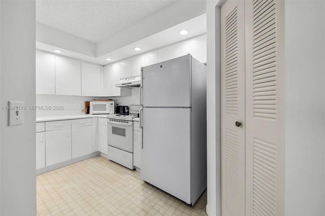 13101 SW 15th Ct 402R, Pembroke Pines, FL 33027