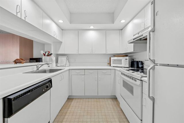 13101 SW 15th Ct 402R, Pembroke Pines, FL 33027