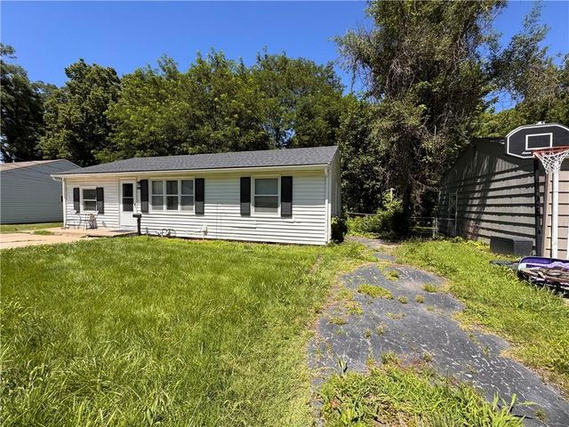 2414 NE Pursell Road, Gladstone, MO 64118