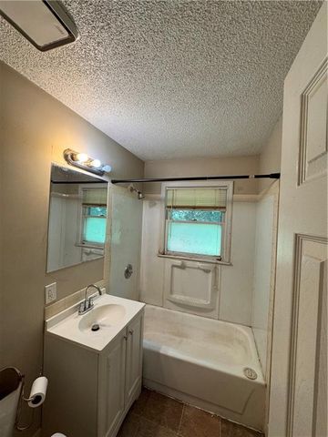2414 NE Pursell Road, Gladstone, MO 64118