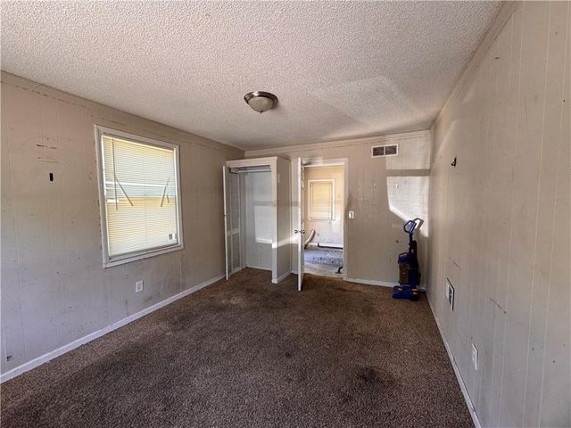 2414 NE Pursell Road, Gladstone, MO 64118