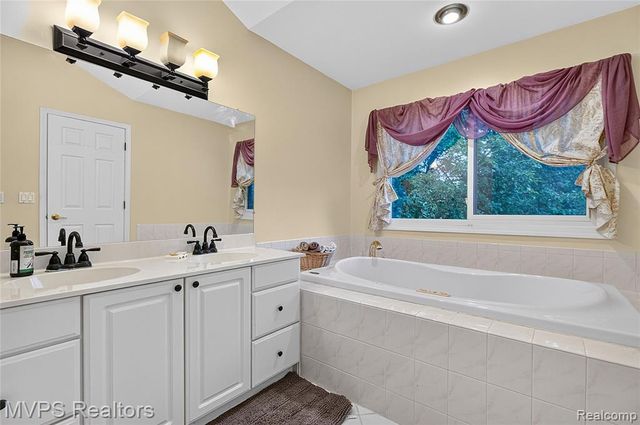 3793 Lakeridge Court, Lake Orion, MI 48360