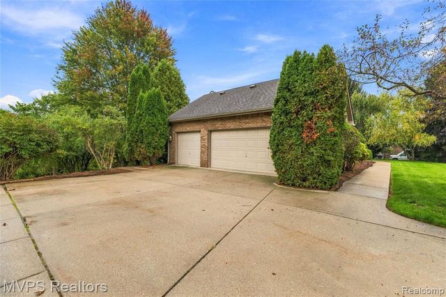 3793 Lakeridge Court, Lake Orion, MI 48360