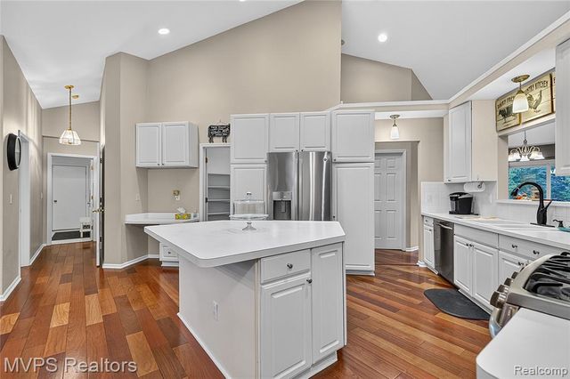 3793 Lakeridge Court, Lake Orion, MI 48360