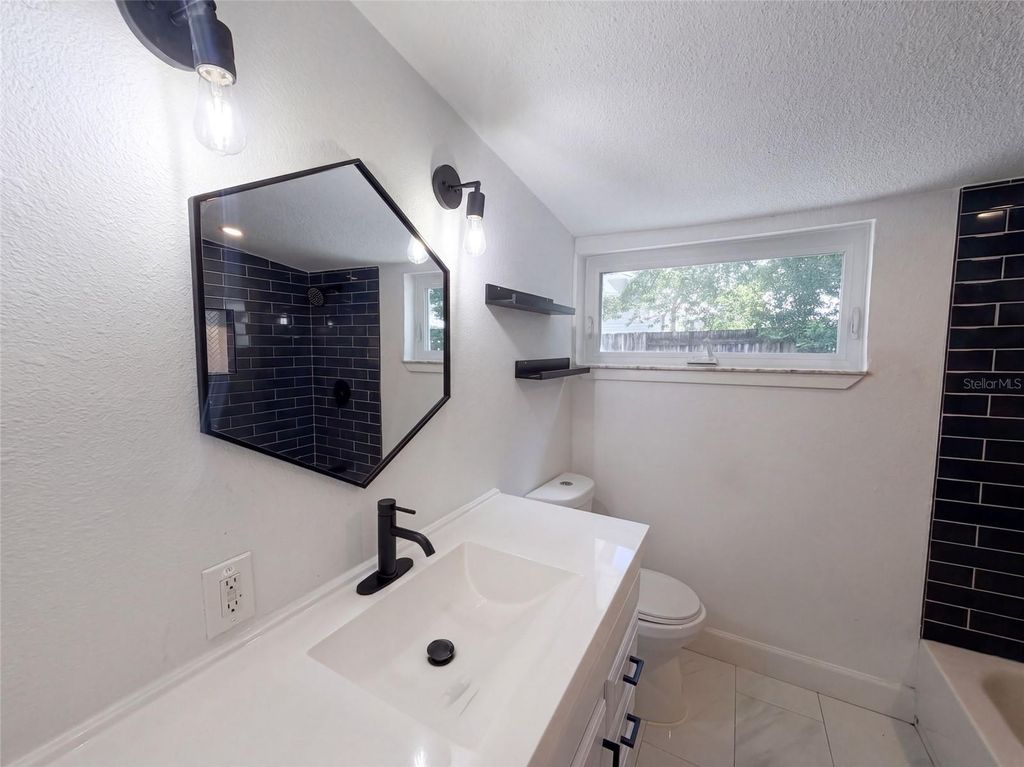 Image 8 of property listing at 212 W HIAWATHA STREET, Tampa, FL 33604