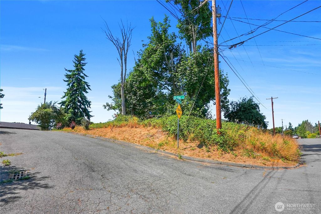 1 xx Hawthorne Street, Everett, WA 98201