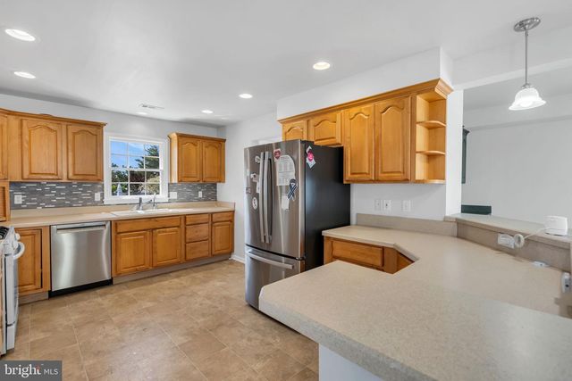 233 N 7TH ST, Surf City, NJ 08008