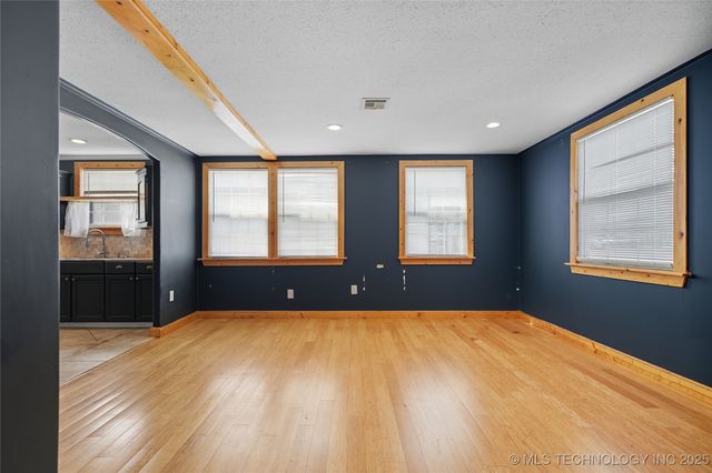 1136 E McLeod Avenue, Sapulpa, OK 74066