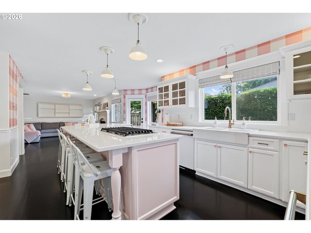 2258 Ne JAMIE Dr, Hillsboro, OR 97124