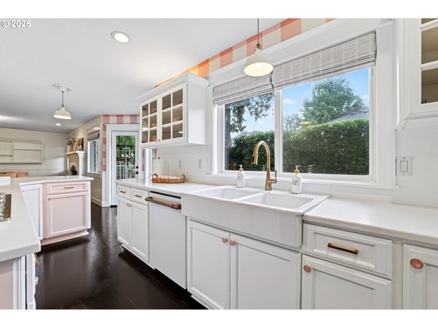 2258 Ne JAMIE Dr, Hillsboro, OR 97124