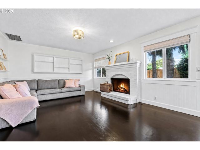 2258 Ne JAMIE Dr, Hillsboro, OR 97124